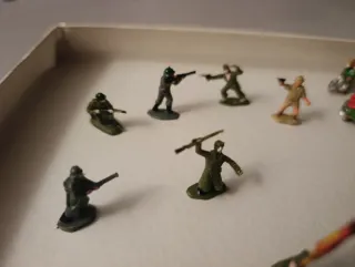 Collezione di soldatini in plastica anni '80. 99 soldatini