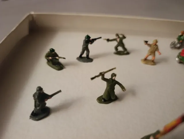 Collezione di soldatini in plastica anni '80. 99 soldatini