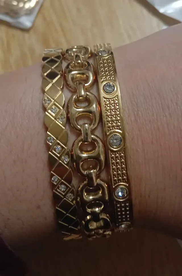 Brazaletes de acero dorados con diamantes