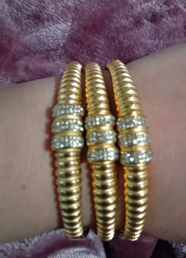 Brazaletes de acero dorados con diamantes