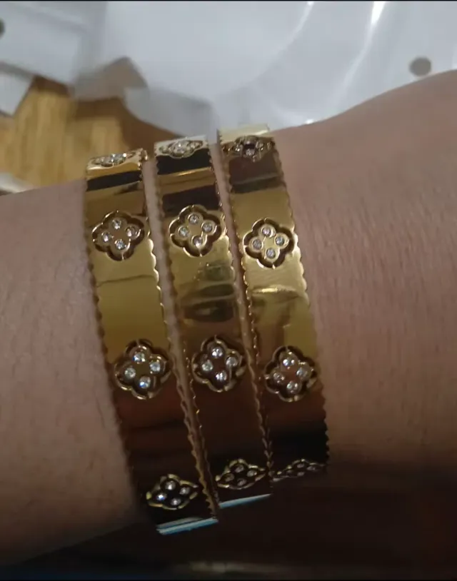 Brazaletes de acero dorados con diamantes