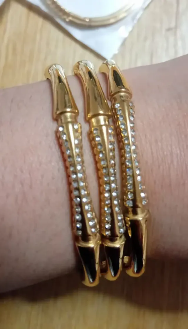 Brazaletes de acero dorados con diamantes