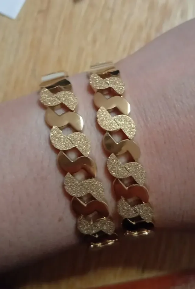 Brazaletes de acero dorados con diamantes