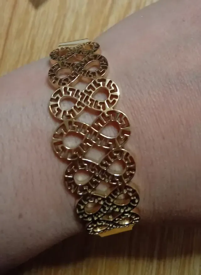 Brazaletes de acero dorados con diamantes