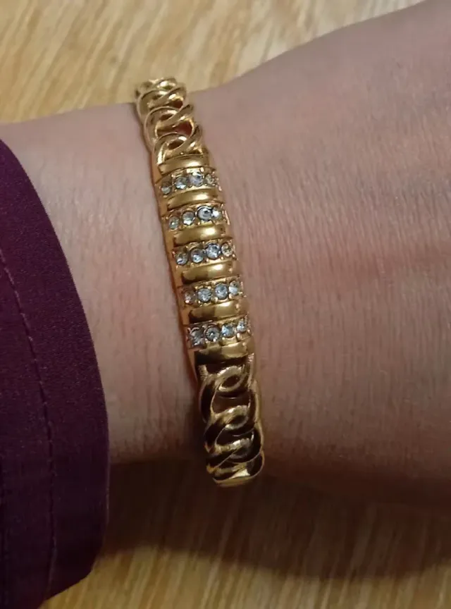 Brazaletes de acero dorados con diamantes