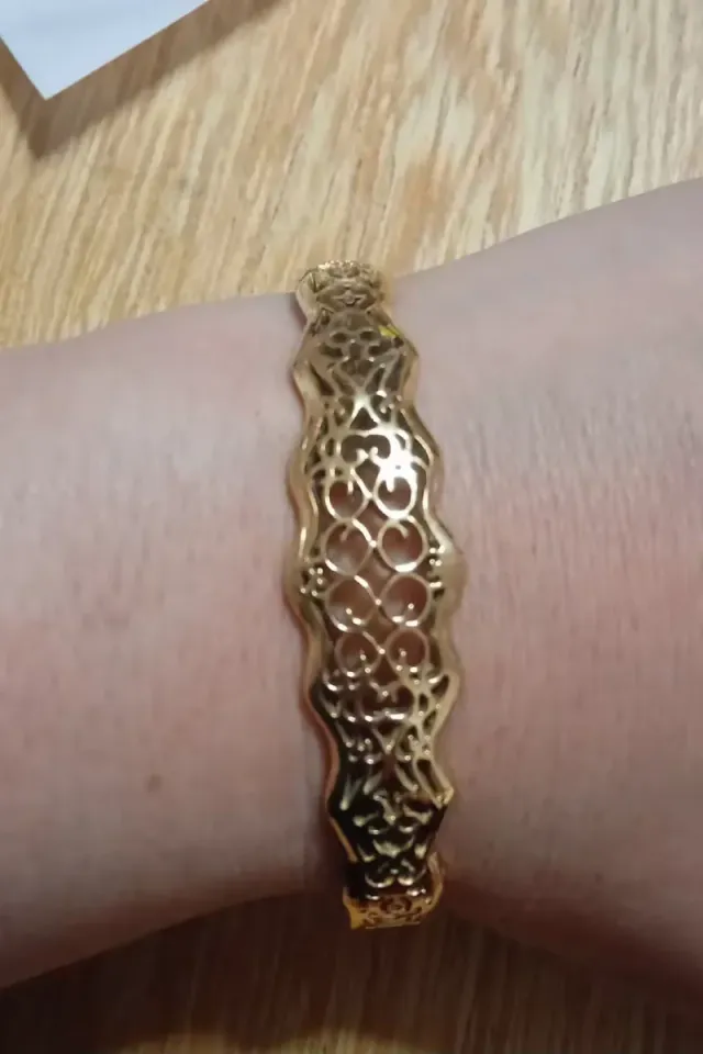 Brazaletes de acero dorados con diamantes