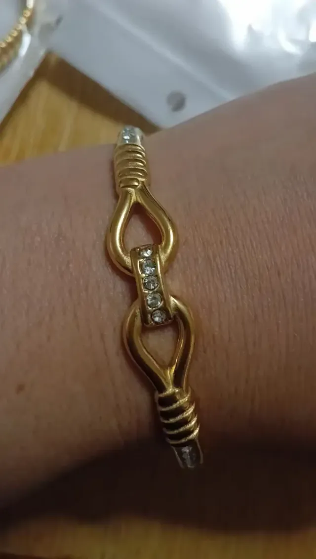 Brazaletes de acero dorados con diamantes