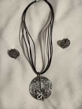 Colgante y pendientes plateados