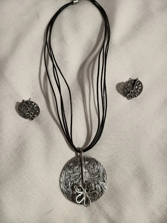 Ciondolo e orecchini argentati