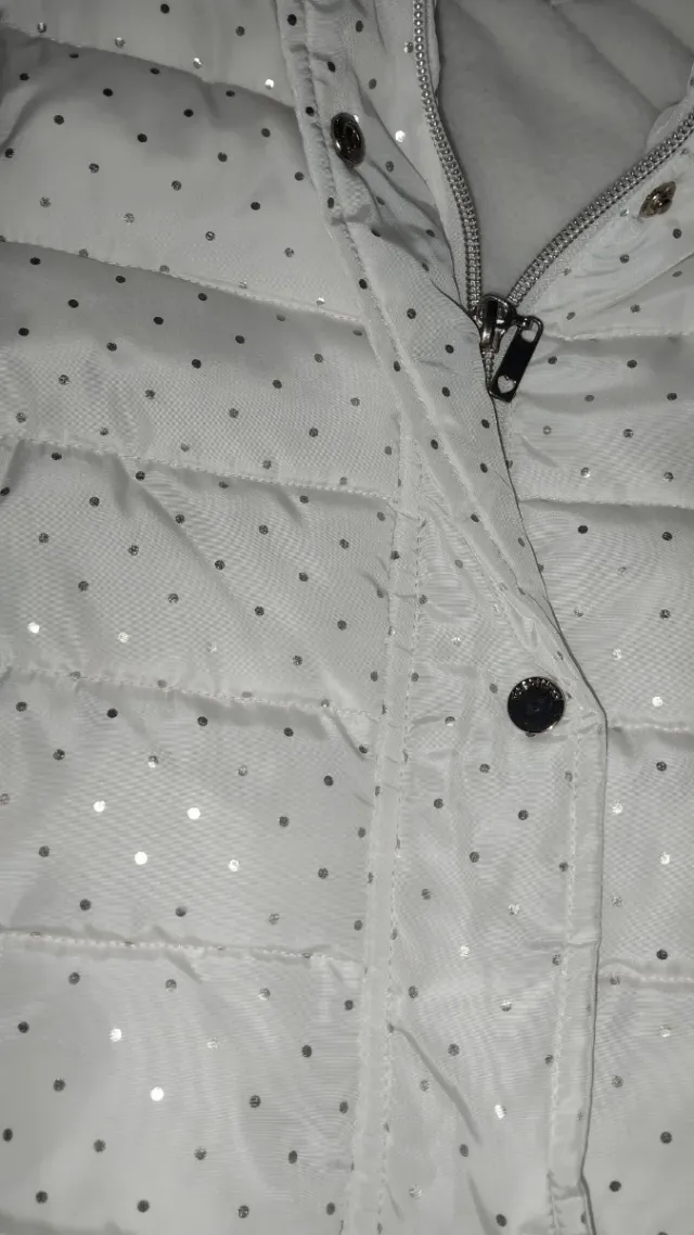 Abrigo blanco con puntos plateados