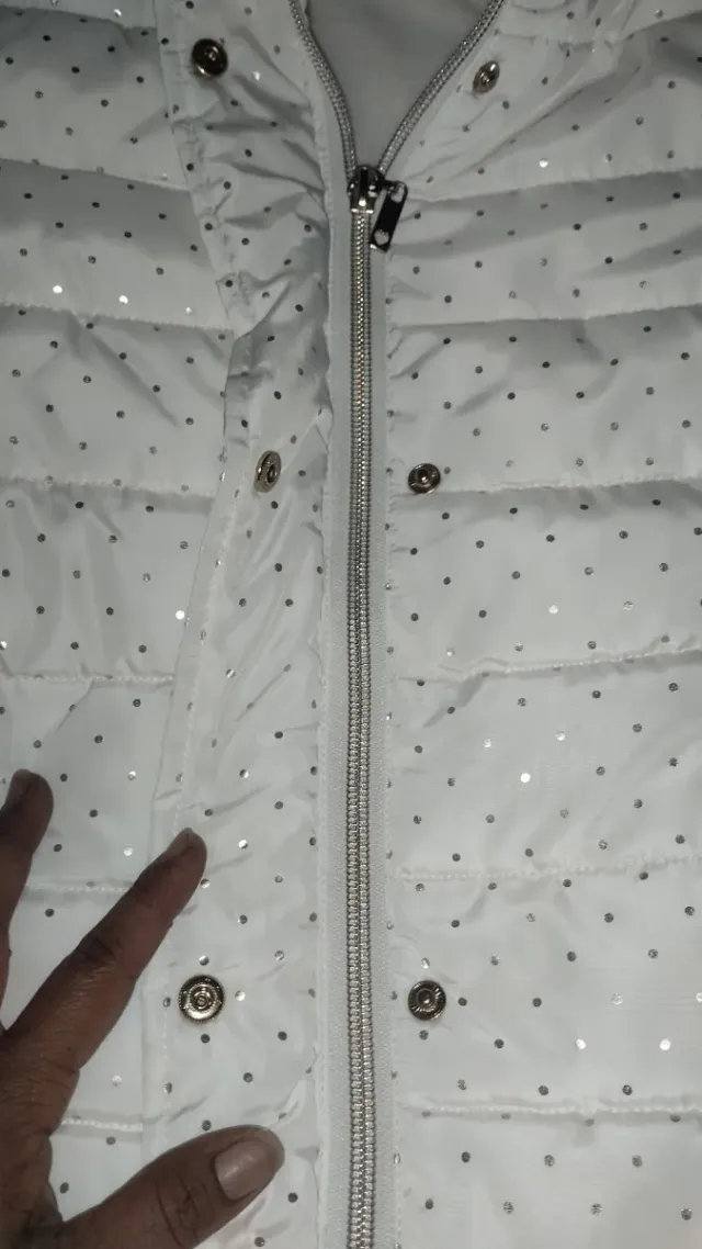 Abrigo blanco con puntos plateados