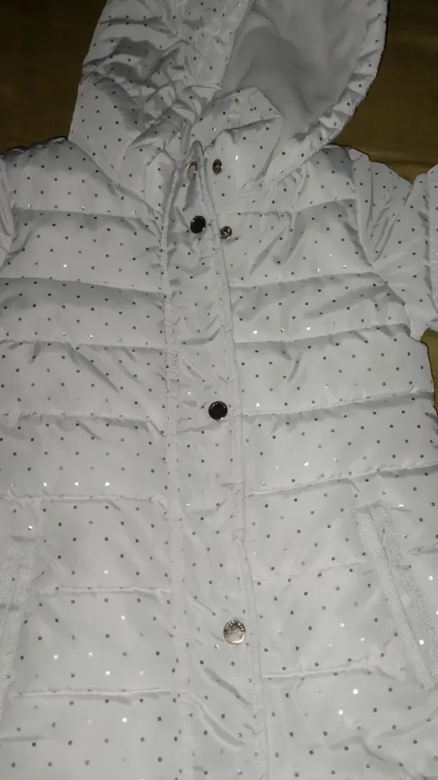 Abrigo blanco con puntos plateados