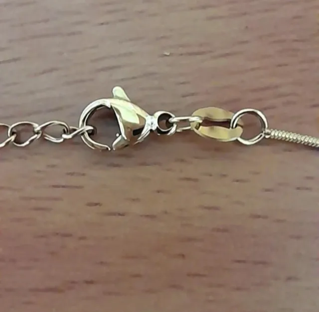 Collar bisutería con colgante de piedra brillante.