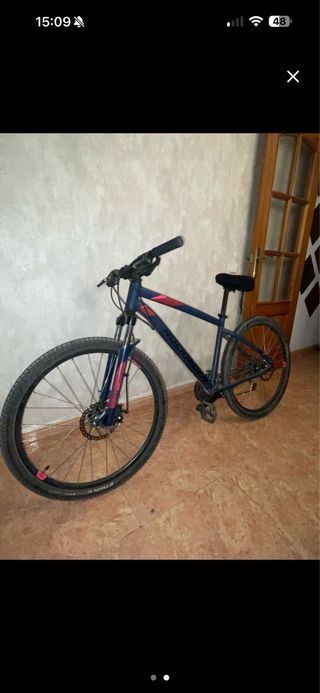 Bicicleta de montaña azul