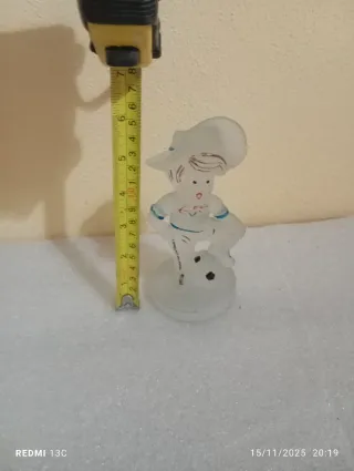 Statuetta bambino con cappello e pallone