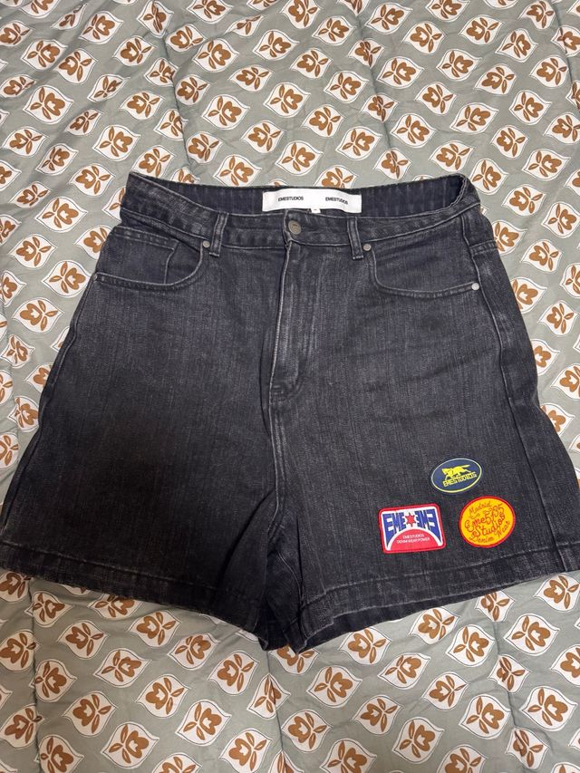 Shorts EME negros con parches