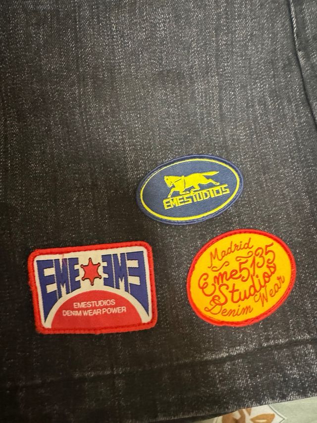 Shorts EME negros con parches