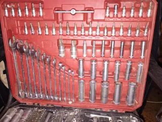 Caja de herramientas roja