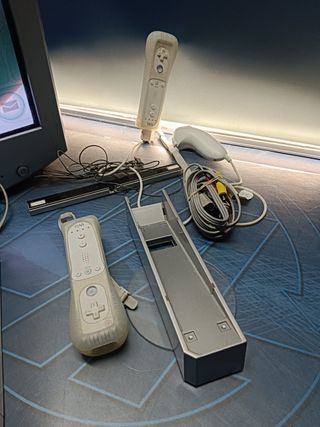 consola Wii + 2 mandos ( tv no incluida en la venta)