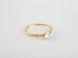 anillo oro 18k con piedra con circonita