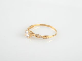 anillo oro 18k con piedra con circonita