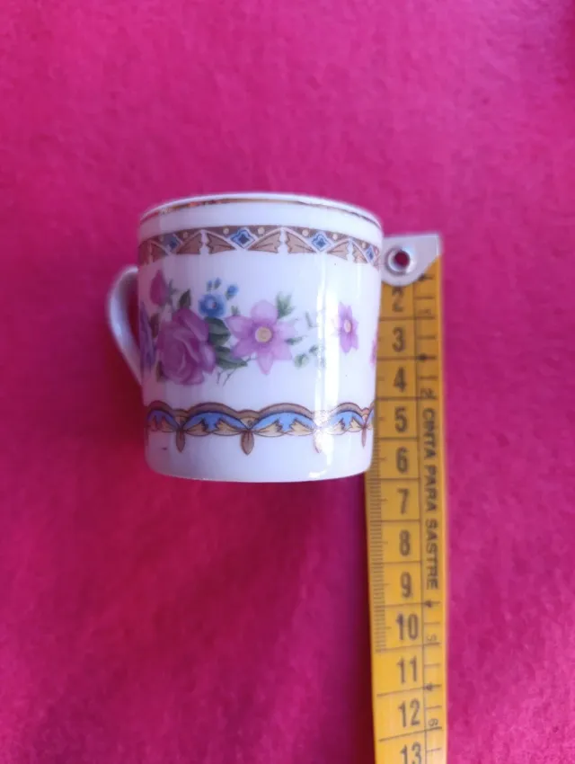 4 tazas y platillos de porcelana (astillados).