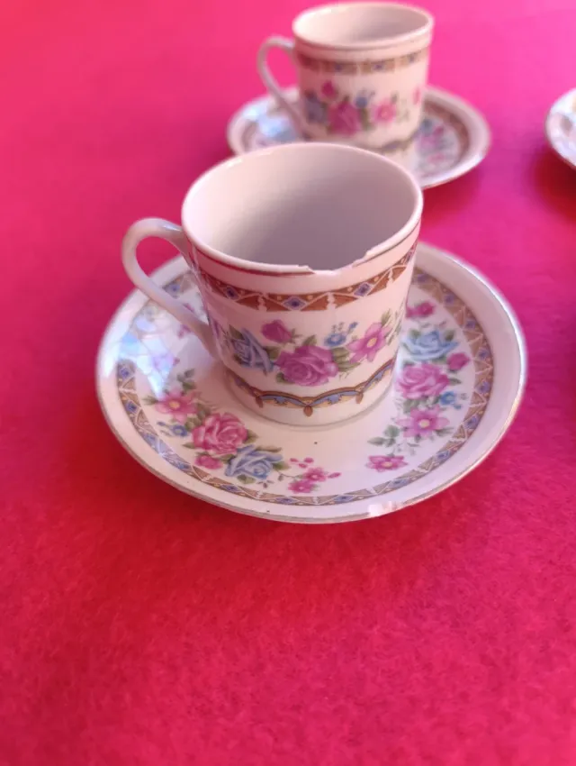 4 tazas y platillos de porcelana (astillados).