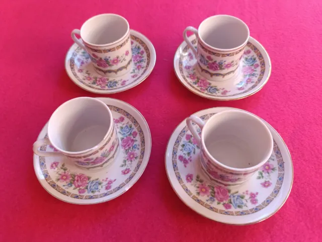 4 tazas y platillos de porcelana (astillados).
