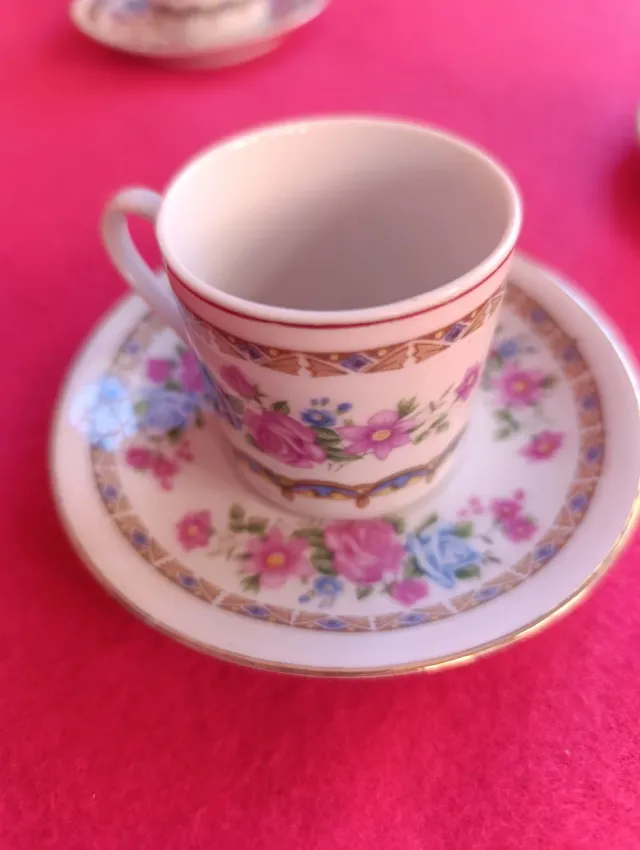 4 tazas y platillos de porcelana (astillados).