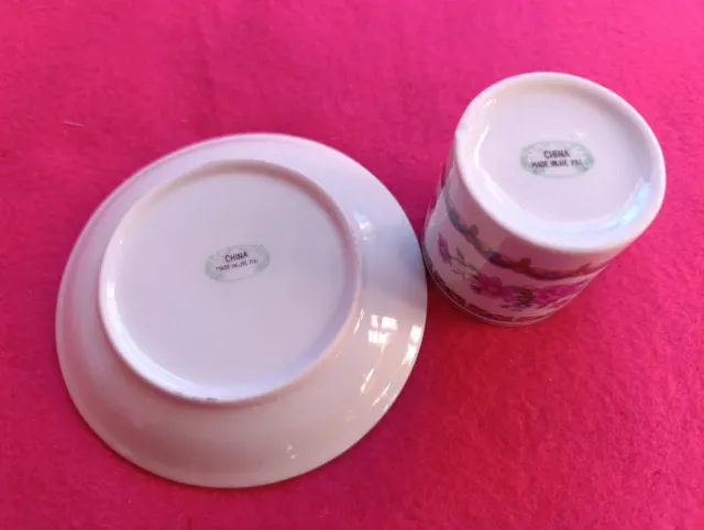 4 tazas y platillos de porcelana (astillados).