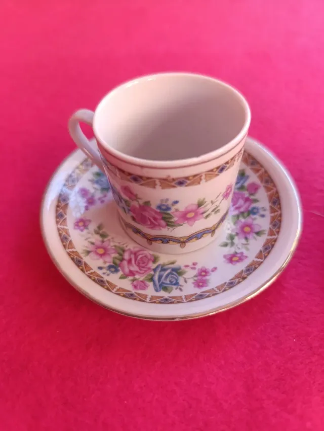 4 tazas y platillos de porcelana (astillados).