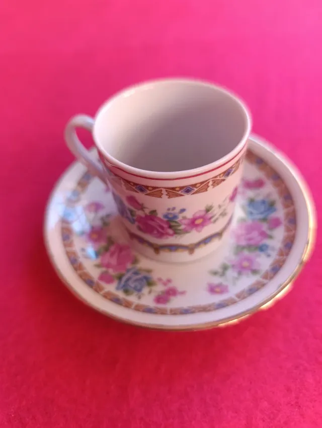 4 tazas y platillos de porcelana (astillados).