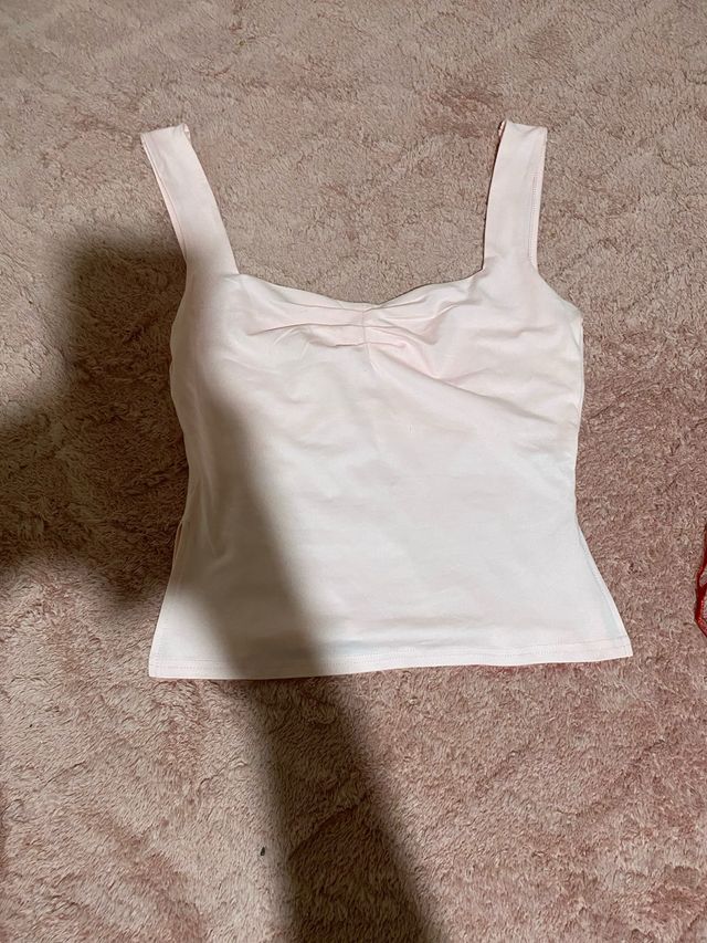 Top rosa sin mangas con tirantes anchos