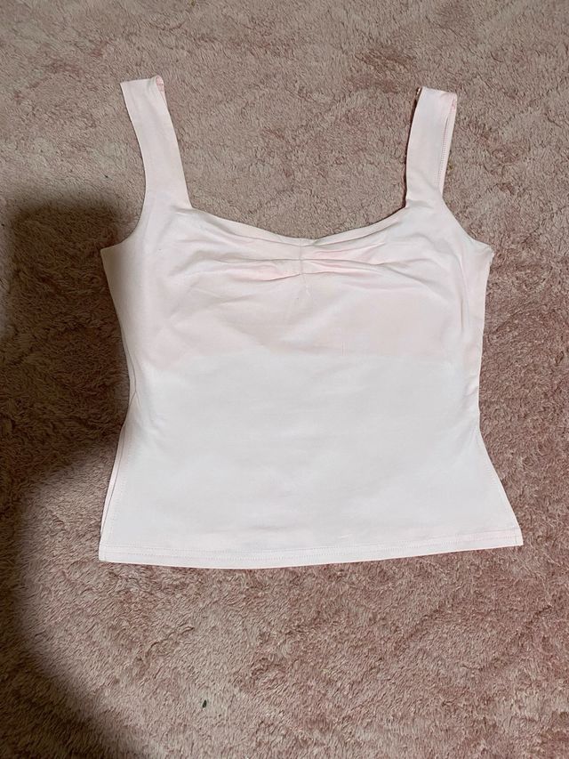 Top rosa sin mangas con tirantes anchos