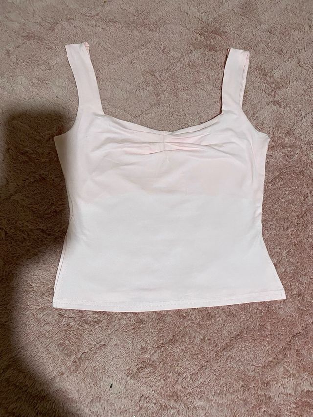 Top rosa sin mangas con tirantes anchos