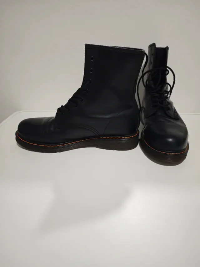 Stivali neri tipo Dr. Martens