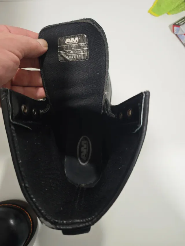 Stivali neri tipo Dr. Martens