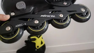 Patines en línea negros y amarillos