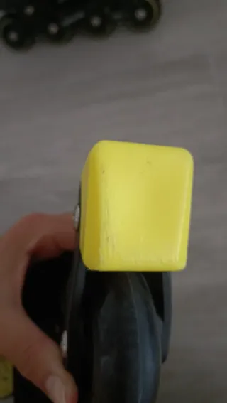 Patines en línea negros y amarillos