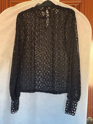 Blusa H&M guipur negra