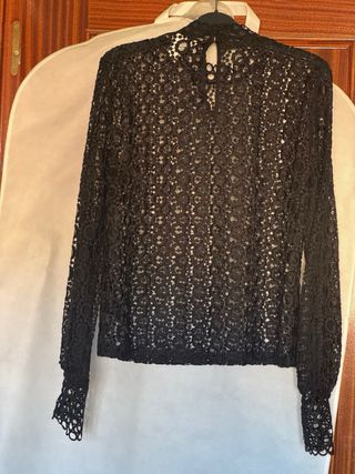 Blusa H&M guipur negra