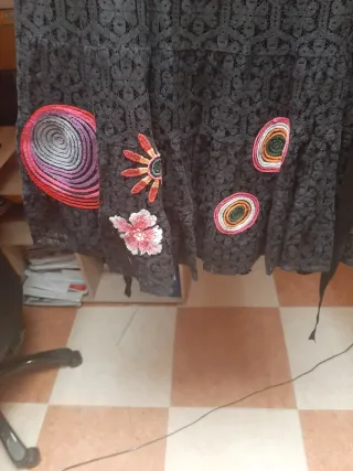 Vestido Desigual azul de encaje y adornos talla 4o