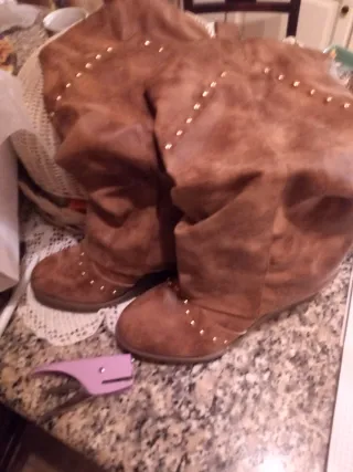 Stivali scamosciati marroni con borchie particolar