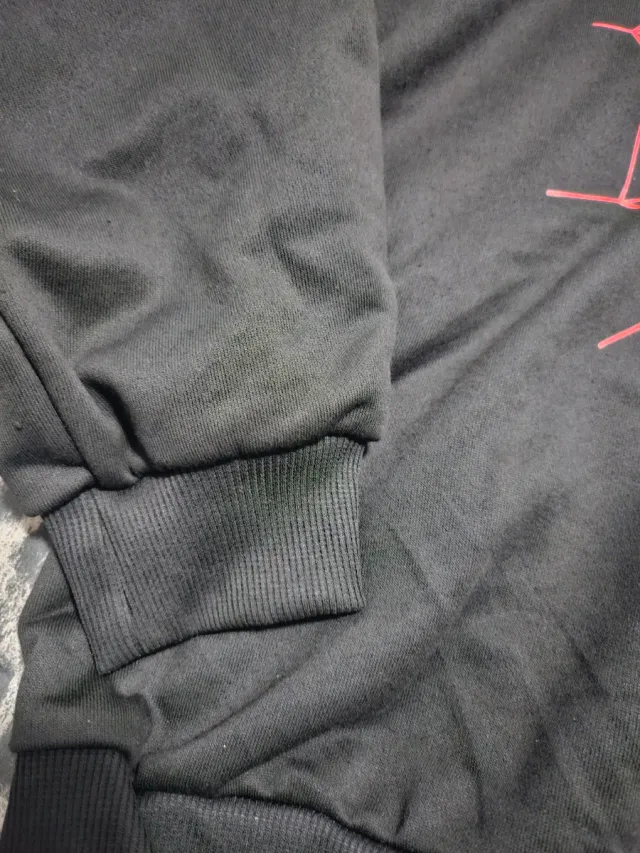 Sudadera negra con estampado de araña