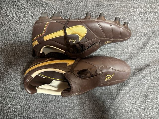 Scarpe da calcio marroni