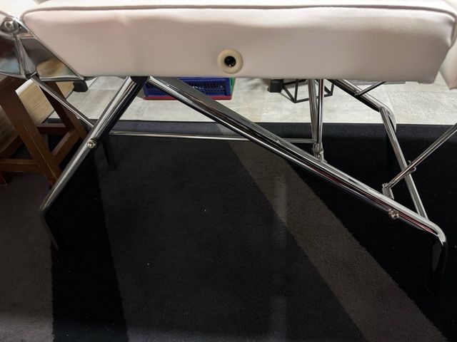 CAMILLA DE TERAPIAS O MASAJES, no es portatil