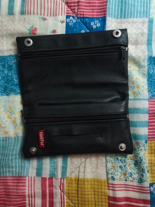 Porta tabacco in pelle nera Hibron