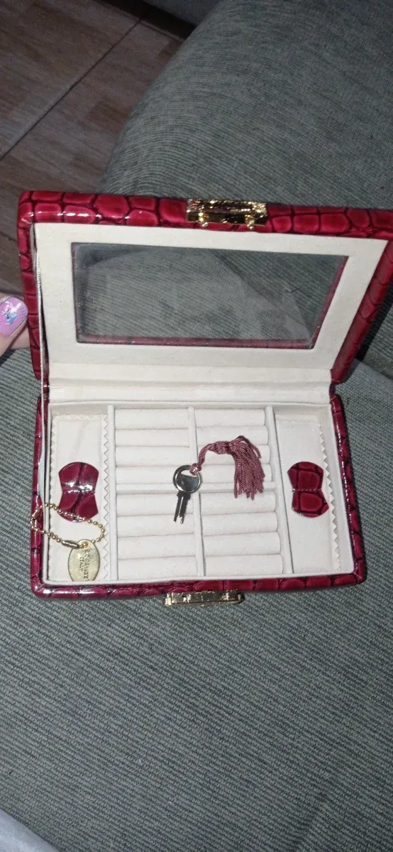 Scatola gioielli rossa con coperchio trasparente