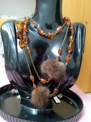 Collana ambra e pon pon marroni