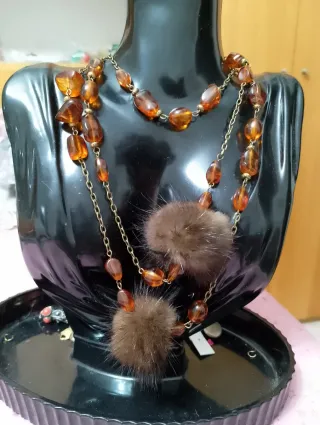Collana ambra e pon pon marroni